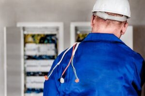 The Utility Inspector: A Japanese “Scary When You Understand It” Story Explained