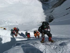 Are Bodies Really Used as Landmarks on Everest? Inside the Death Zone Above 8,000 Meters